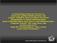 In Kasachstan steht ein Tourist vor einem der grten...