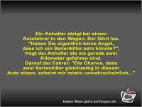 Ein Anhalter steigt bei einem Autofahrer in den Wagen