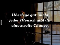 Nachdenklicher Ratschlag am Fenster