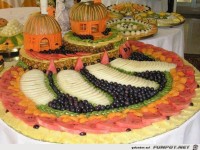 eine Dekoration aus Obst
