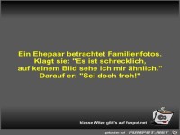 Ein Ehepaar betrachtet Familienfotos