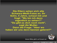 Die Eltern sehen sich alte Schwarz-Wei�-Fotos an