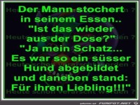 der Mann stochert in seinem Essen,....