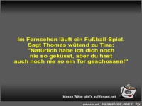 Im Fernsehen l�uft ein Fu�ball-Spiel