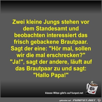 Zwei-kleine-Jungs-stehen-vor-dem-Standesamt-und-beobachten.jpg von Fossy