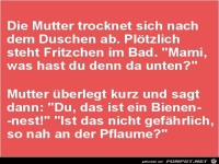 die Mutter trocknet sich nach dem Duschen ab......