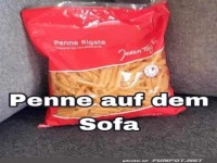 Penne auf dem Sofa