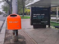 Ungewöhnliche Werbekombination an der Bushaltestelle