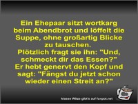 Ein Ehepaar sitzt wortkarg beim Abendbrot und lffelt die...