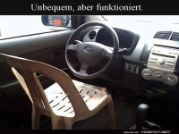 Improvisierter Autositz aus Plastikstuhl