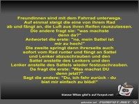 Freundinnen sind mit dem Fahrrad unterwegs