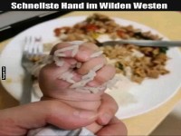 Babyhand mit Reis
