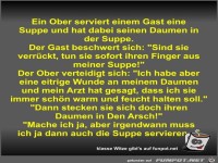 Ein Ober serviert einem Gast eine Suppe und hat dabei...