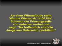 An einer W�rstelbude steht 'Warme Wiener ab 14