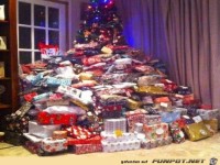 ein paar Geschenke unterm Weihnachtsbaum