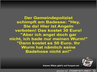 Der Gemeindepolizist schimpft am Badesee