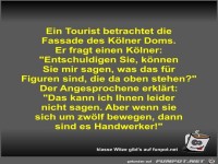 Ein Tourist betrachtet die Fassade des K�lner Doms