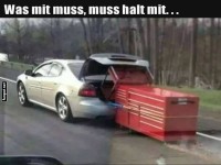 Improvisierter Transport eines Werkzeugkastens