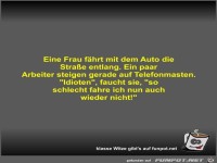 Eine Frau fhrt mit dem Auto die Strae entlang