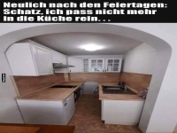 K�che so klein, dass selbst Pizza kuscheln muss!