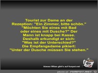 Tourist zur Dame an der Rezeption