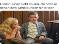 Junge mit ernstem Gesichtsausdruck