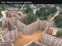 Baustelle von oben mit Gebudefassaden