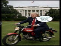 Mann auf Motorrad vor dem Wei�en Haus