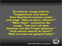 Ein kleiner Junge sitzt im Treppenhaus und weint