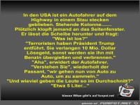In den USA ist ein Autofahrer auf dem Highway in einem Stau