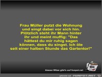 Frau Mller putzt die Wohnung und singt dabei vor sich hin