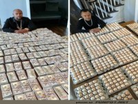 Mann posiert mit Geld und Eiern