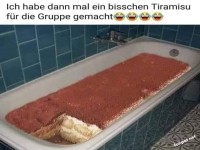 Riesiges Tiramisu in der Badewanne