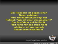 Ein Reisebus ist gegen einen Baum gefahren