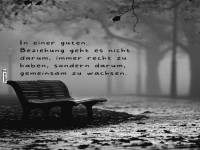 Zitat auf einer Parkbank im Nebel