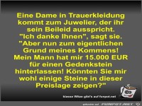 Eine Dame in Trauerkleidung kommt zum Juwelier