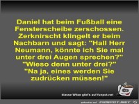 Daniel hat beim Fu�ball eine Fensterscheibe zerschossen