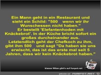 Ein Mann geht in ein Restaurant und sieht ein Schild