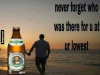 Mann und Flasche am Strand bei Sonnenuntergang