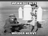 Witziges Retro-Raketen-Outfit am Strand