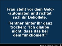 Frau steht vor dem Geldautomaten......