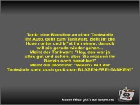 Tankt eine Blondine an einer Tankstelle ihr Auto