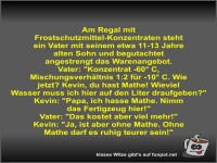 Am Regal mit Frostschutzmittel-Konzentraten steht ein Vater