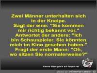 Zwei Männer unterhalten sich in der Kneipe