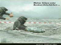 Bombenentsch�rfer bei der Arbeit mit Humor