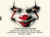 Gruseliges Gesicht mit nachdenklichem Zitat