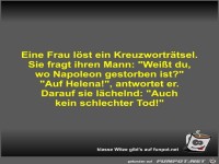 Eine Frau löst ein Kreuzworträtsel