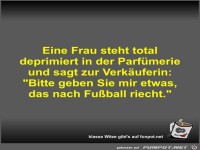 Eine Frau steht total deprimiert in der Parf�merie und sagt