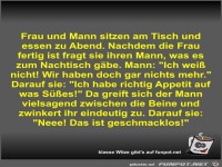 Frau und Mann sitzen am Tisch und essen zu Abend