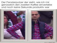 Fensterputzer beobachtet Kaffeegenuss